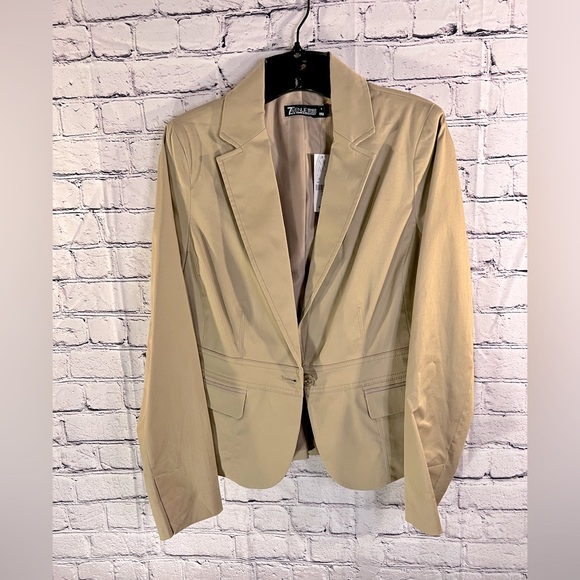 New York & Company. New Ladies Tan Blazer with button down front. Size 6. - Picture 5 of 14